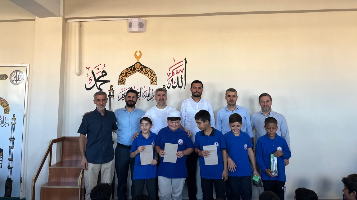 HAFIZLIKTA AY BİRİNCİSİ OLAN ÖĞRENCİLERİMİZE HEDİYELERİ TAKDİM EDİLDİ.